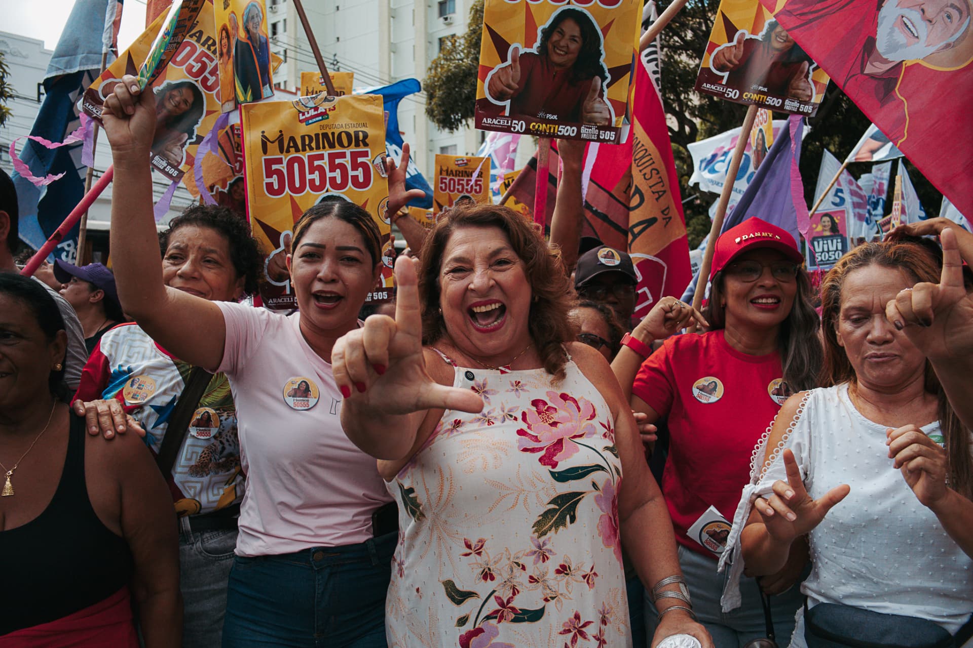 Ilustração de pessoas da Amazônia marchando juntas com bandeiras e punhos erguidos
